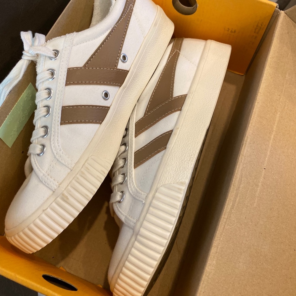 Gola White & Tan Tennis Shoe Mark Cox Size 7 NWT